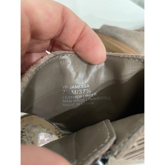 Vince Camuto Women’s Janessa Peep Toe Ankle Boot size 7.5/37.5 Suede Tassel Boho - Picture 7 of 7